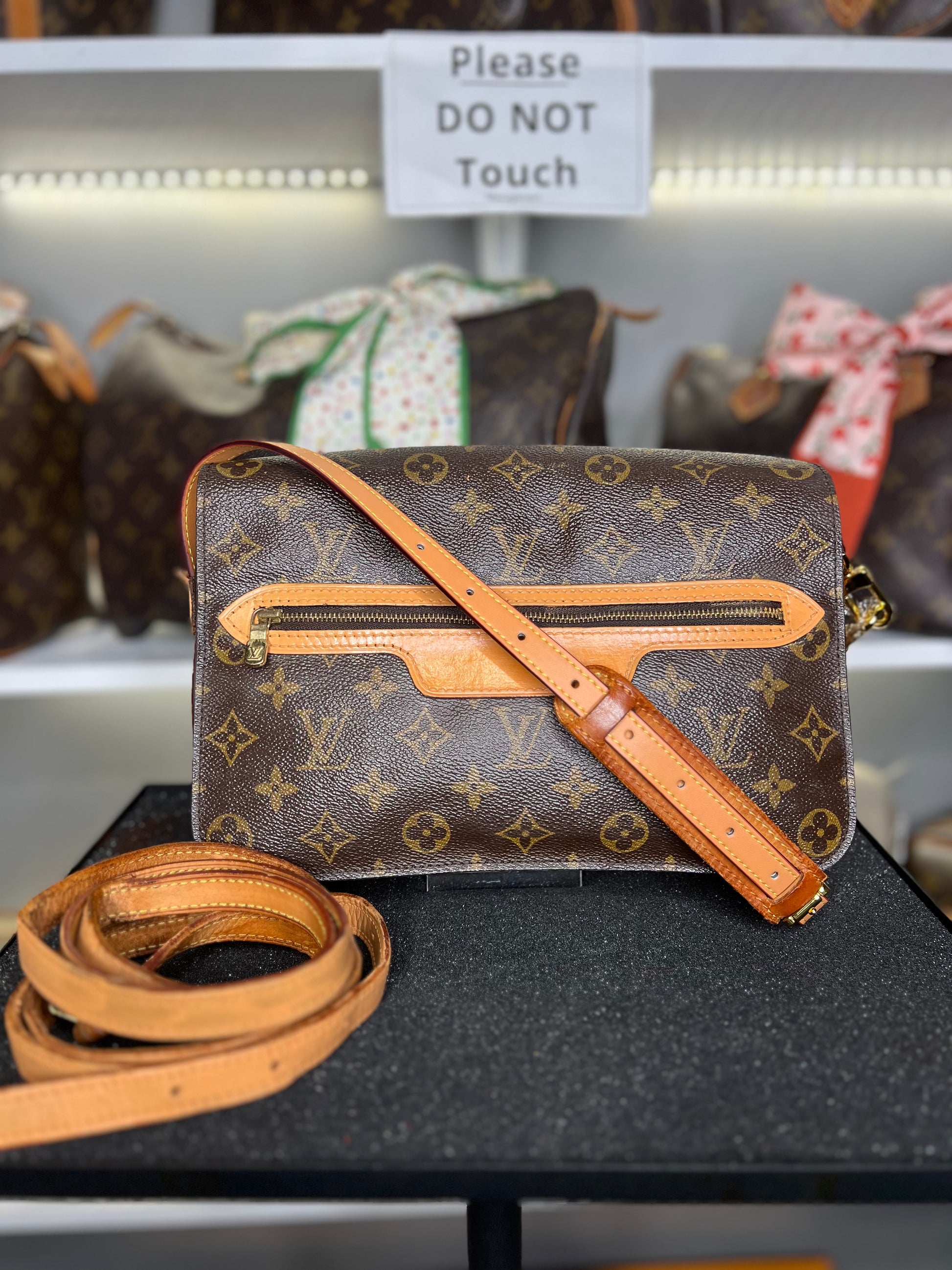 Louis Vuitton
LV Monogram Saint Germain 28 Vintage