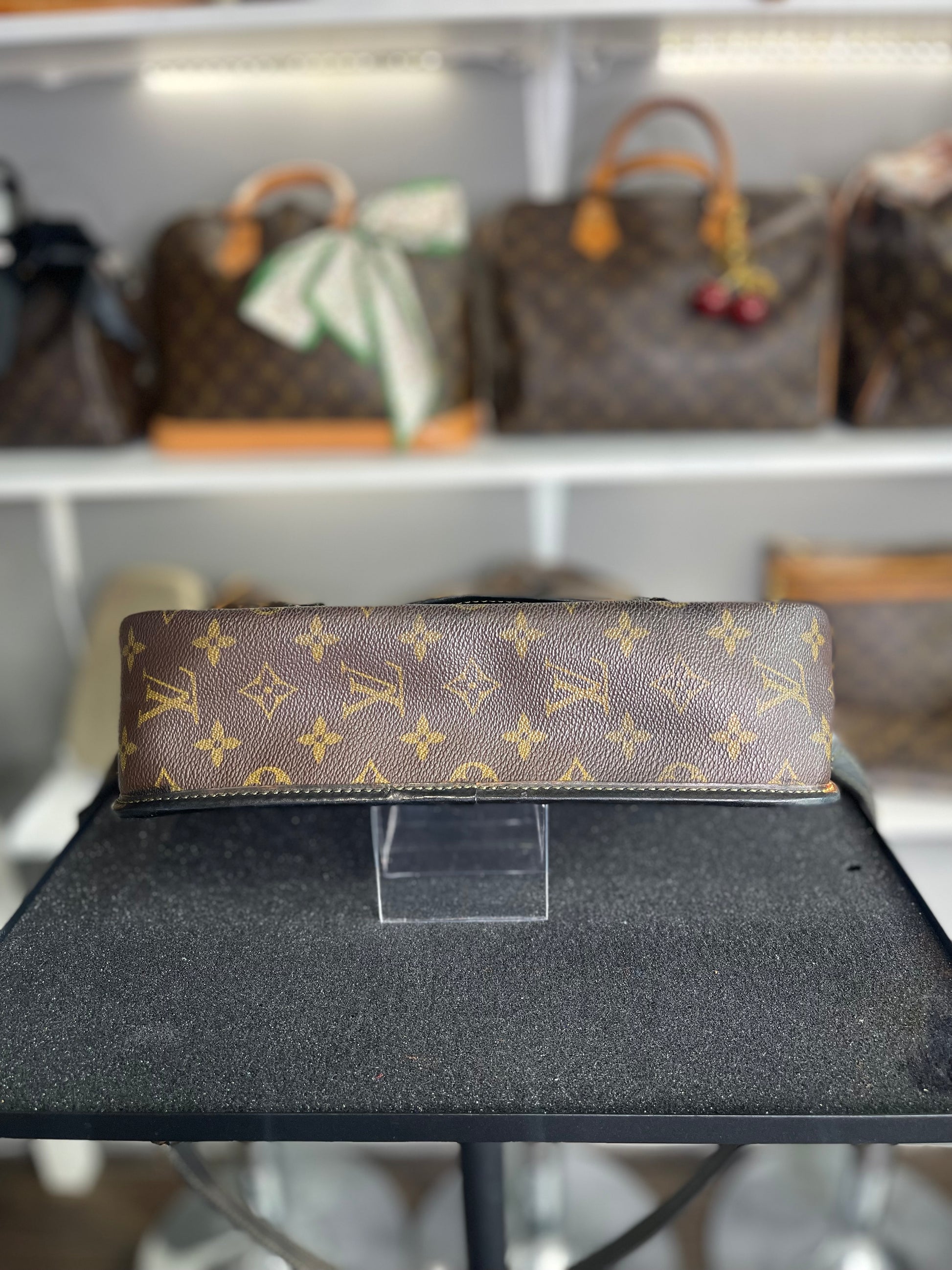 LOUIS VUITTON 
Monogram Sac Gibeciere PM