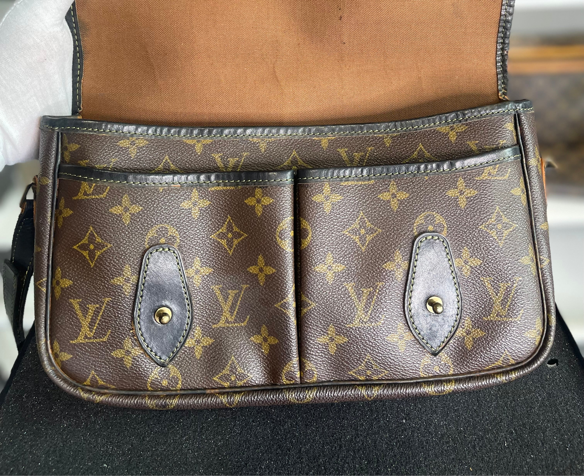 LOUIS VUITTON 
Monogram Sac Gibeciere PM