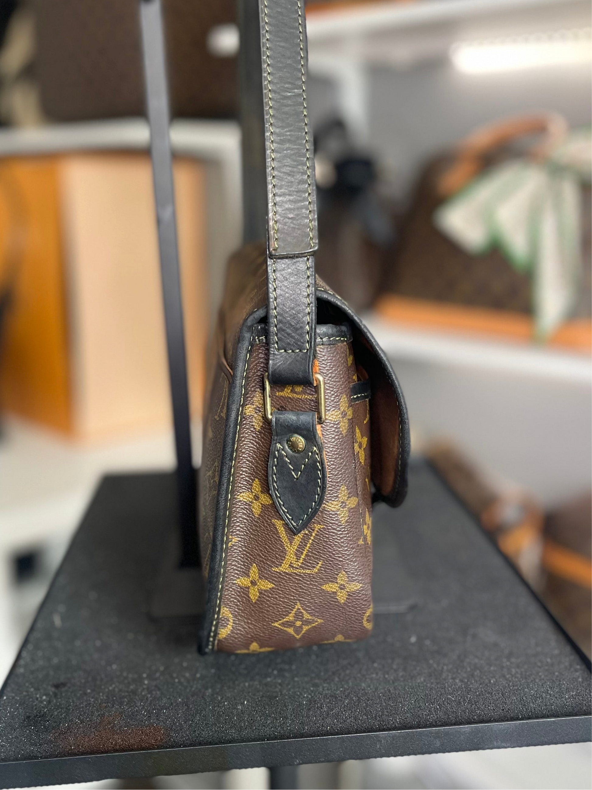 LOUIS VUITTON 
Monogram Sac Gibeciere PM