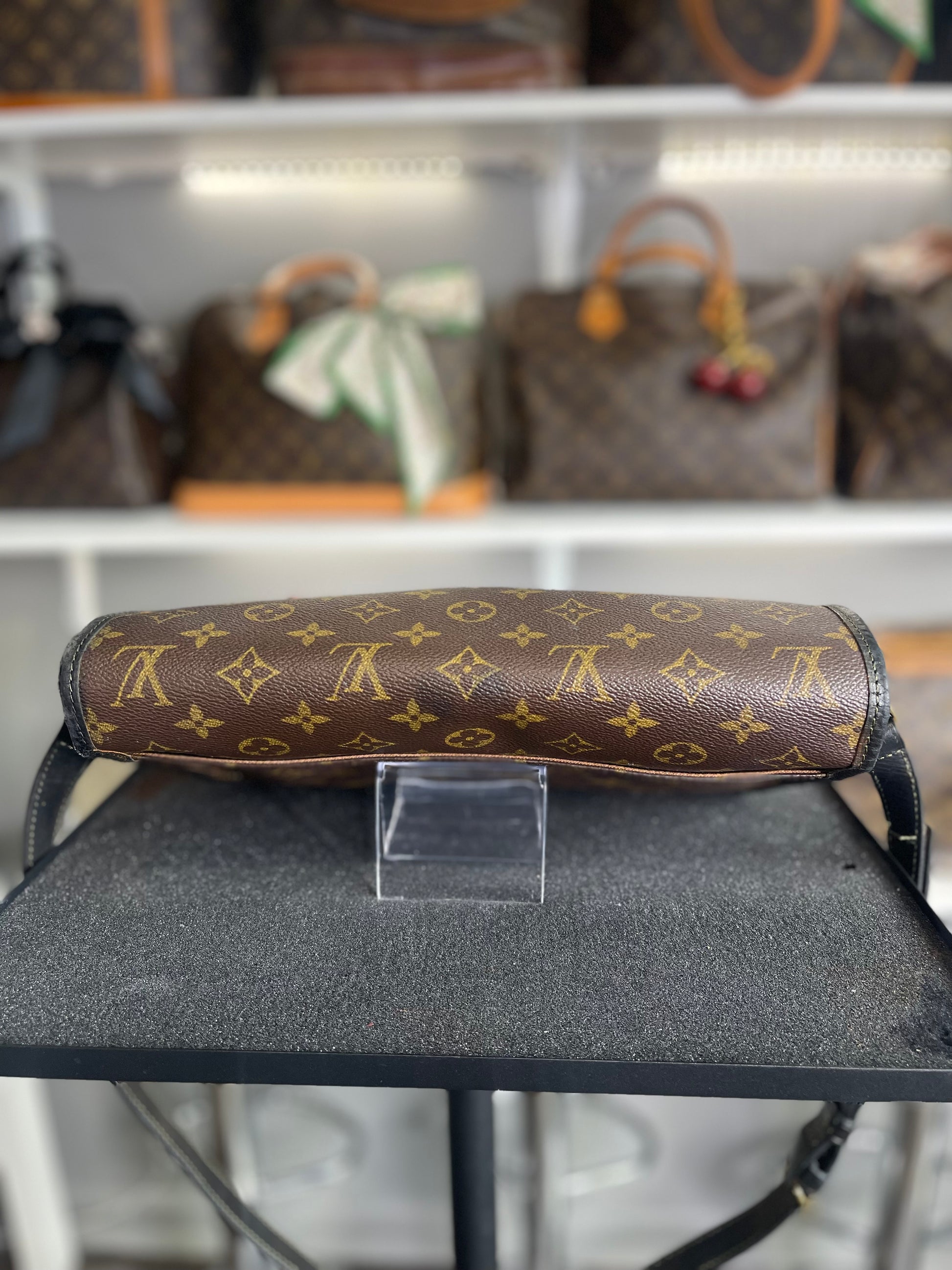 LOUIS VUITTON 
Monogram Sac Gibeciere PM