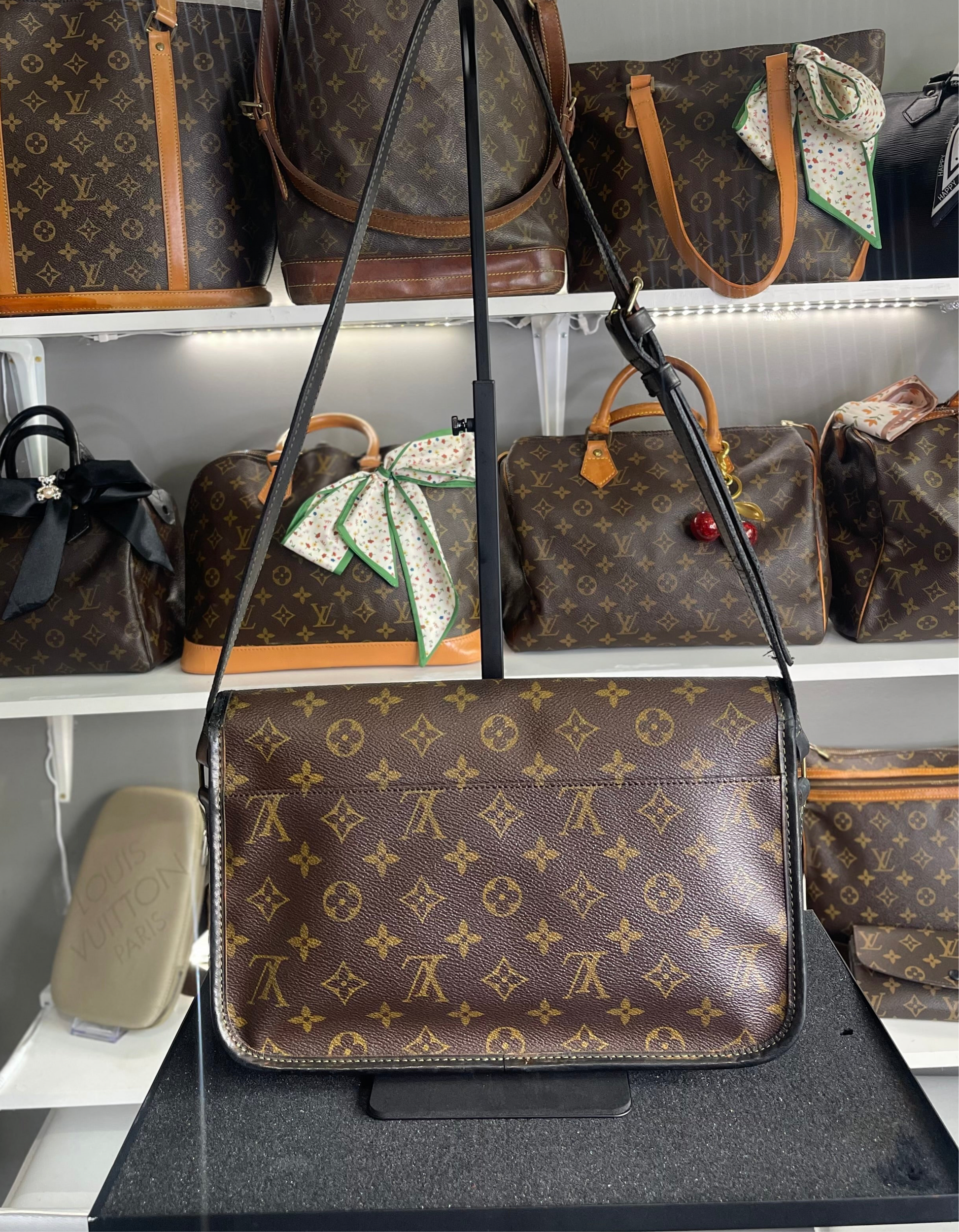 LOUIS VUITTON 
Monogram Sac Gibeciere PM