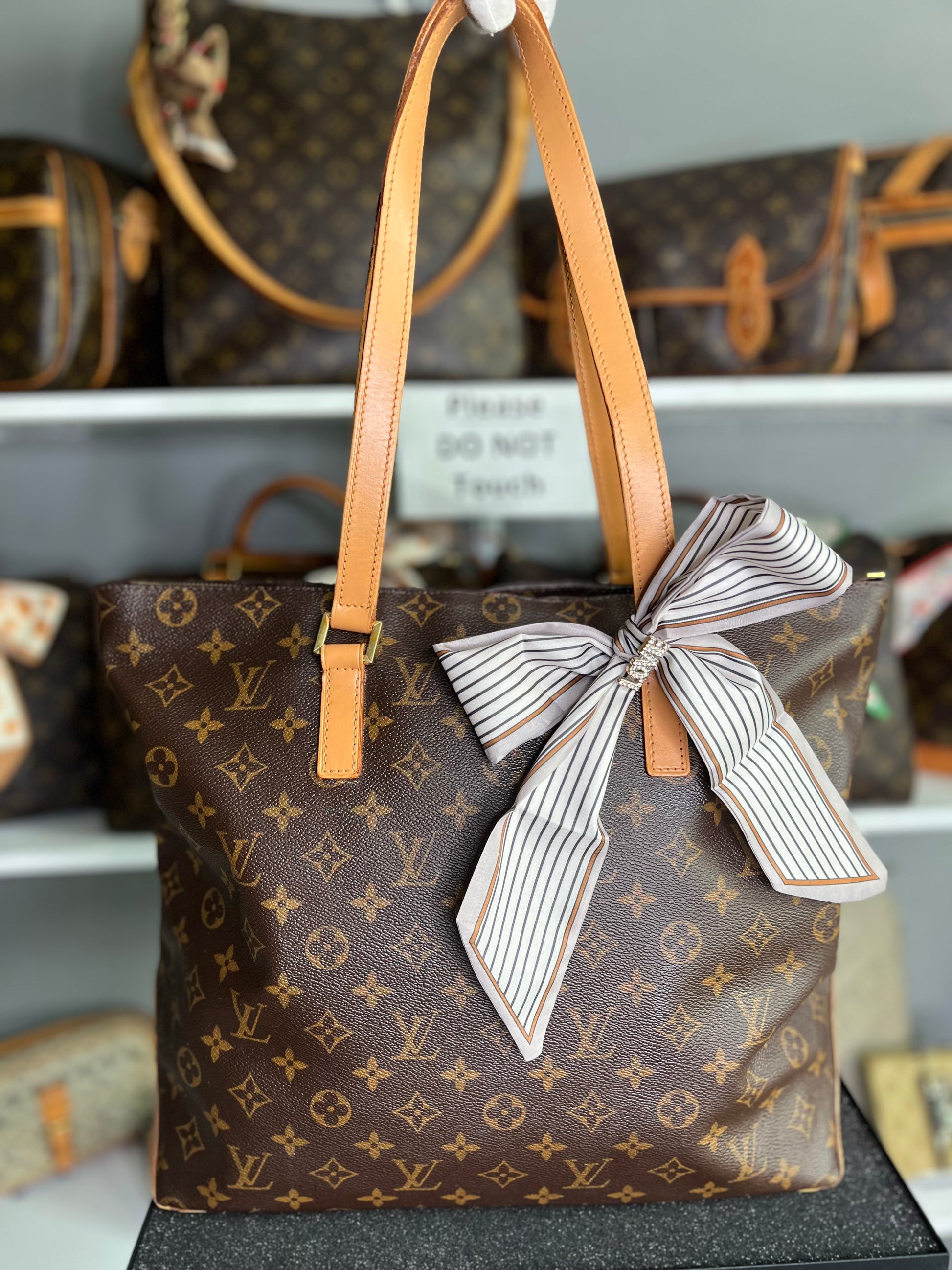 Louis Vuitton
Monogram Cabas Mezzo