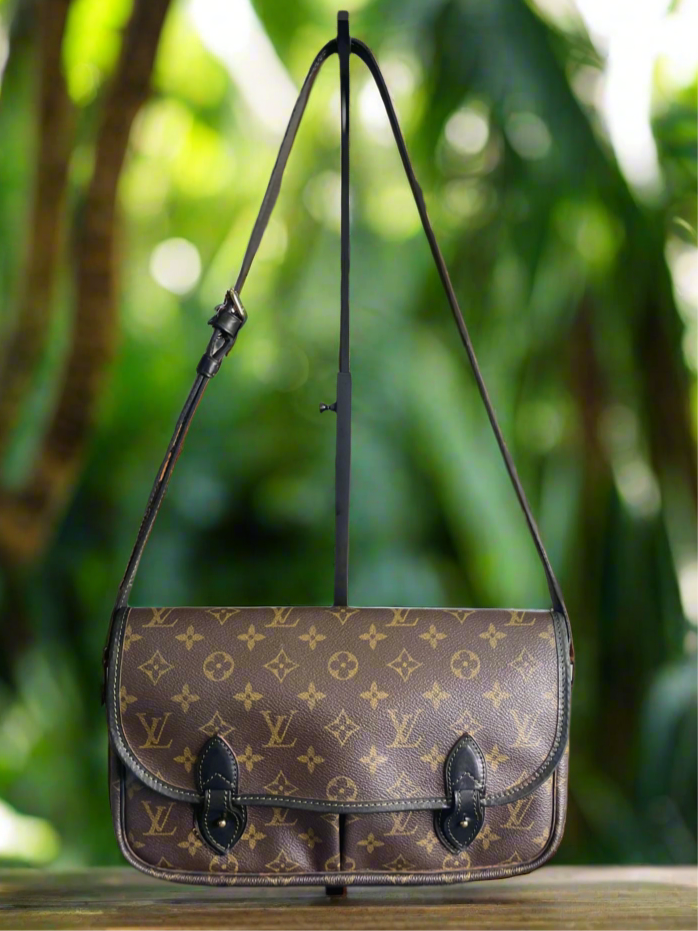 LOUIS VUITTON 
Monogram Sac Gibeciere PM