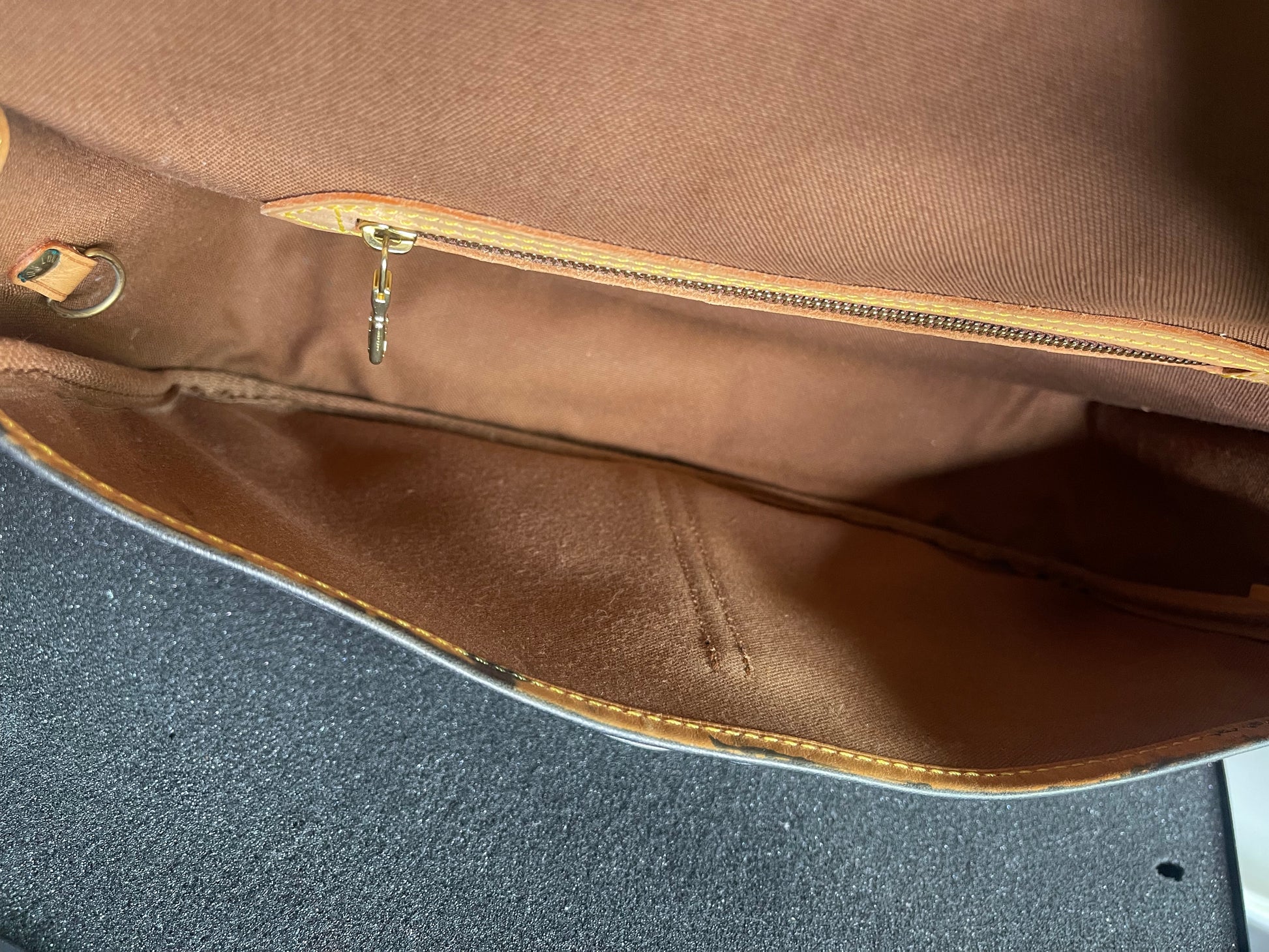 LOUIS VUITTON 
Monogram Sac Gibeciere PM