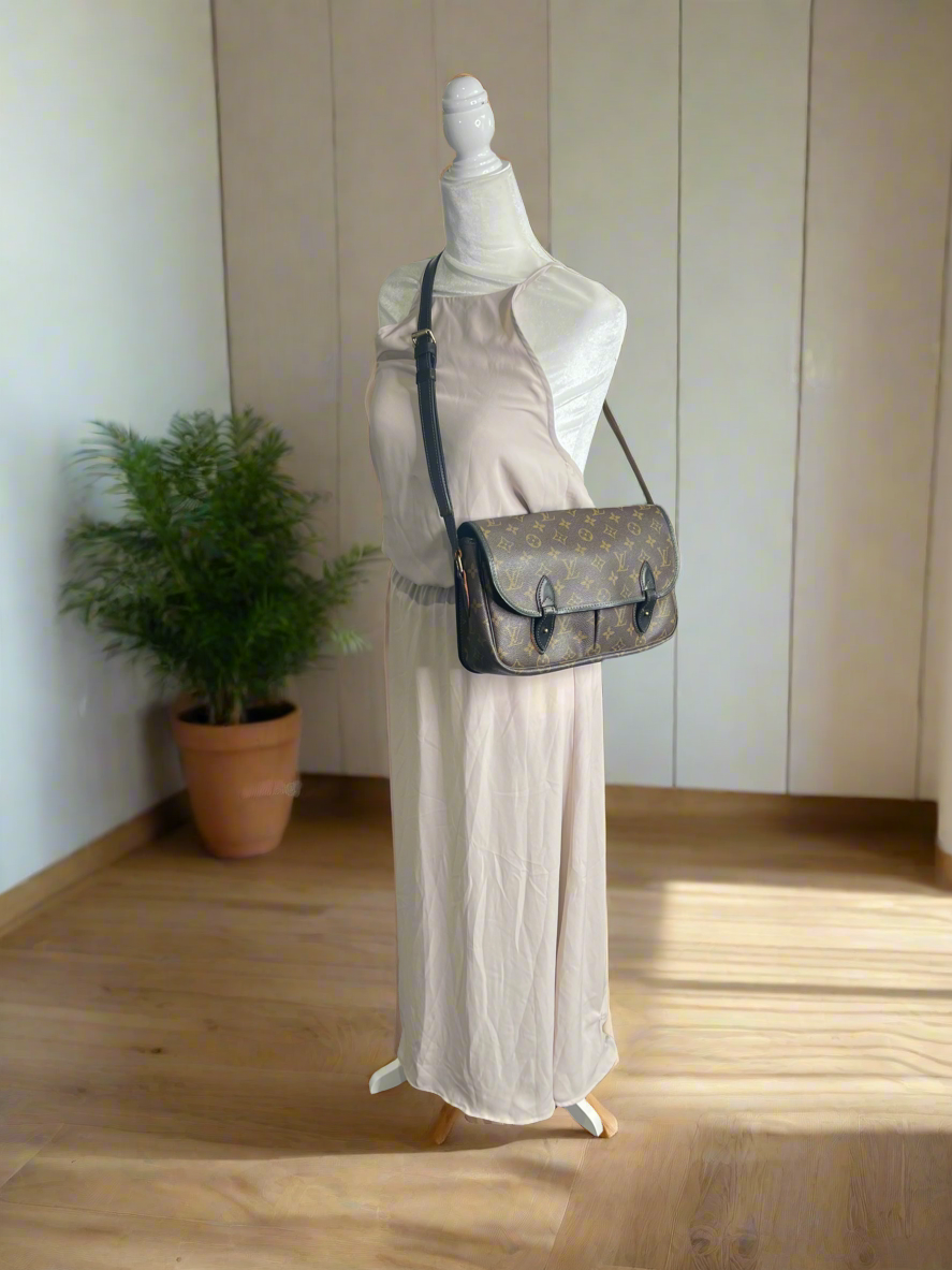 LOUIS VUITTON 
Monogram Sac Gibeciere PM